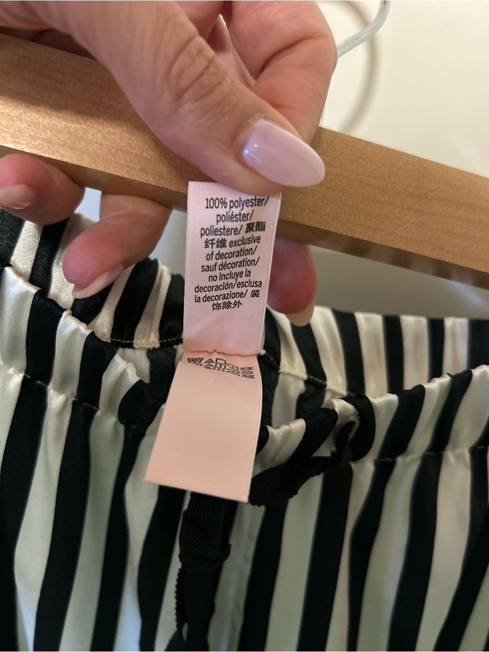 New!! 🥱💤🖤 Victoria's Secret Black & White Striped Satin Pajama Set 😴💤🖤 - Picture 5 of 15